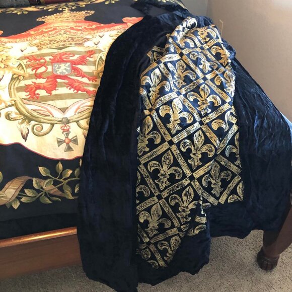 NWT ALEXANDRA'S ACCENTS Baroque Throw Black Velour Gold Fleur-de-lis 60” Square - Picture 4 of 9